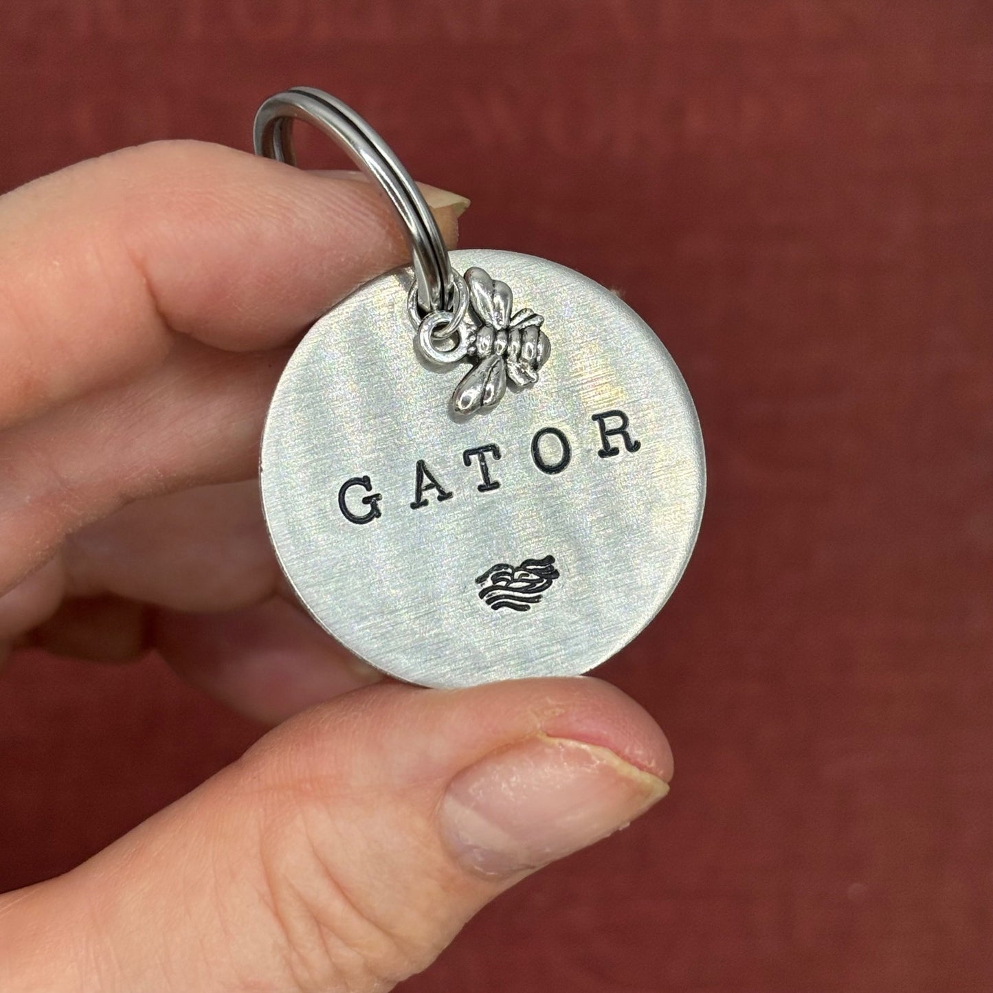 Hondenpenning dubbelzijdig hand gestempeld met zilveren vlinder bedel