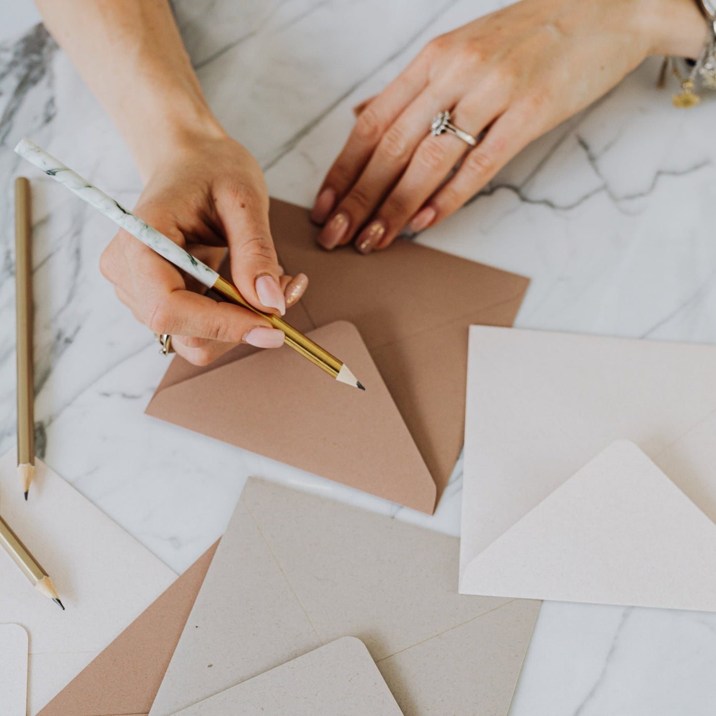 Liefdes brief, brief met hand geschreven letter type met personaliseerde tekst in luxe envelop verzegeld met Gratis Verzendenlakzegel