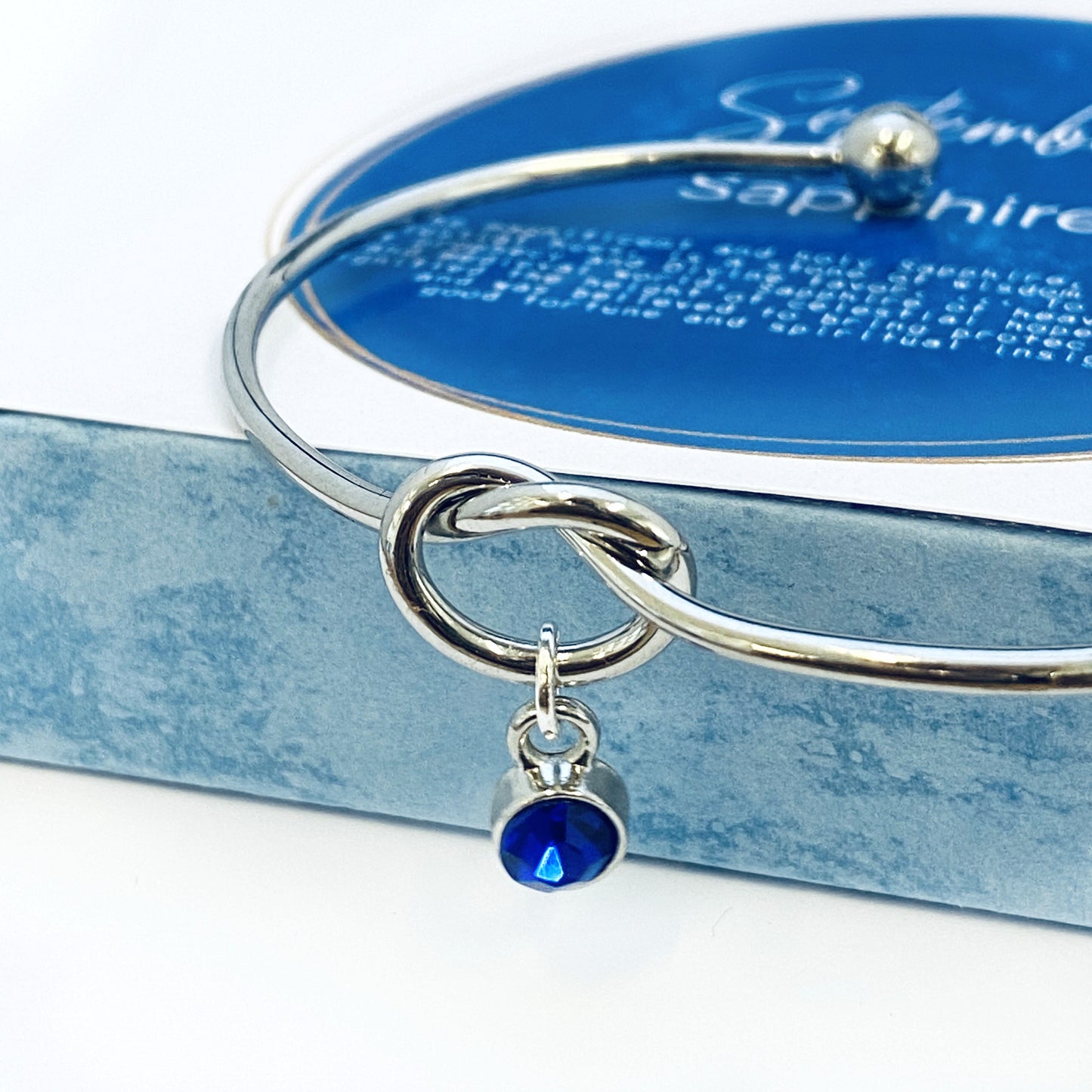 TIE THE KNOT armband, september verjaardagscadeau, liefdesknoop, gepersonaliseerd bruidsmeisje cadeau, bruidsmeisje vak idee, geboortesteen bedelarmband