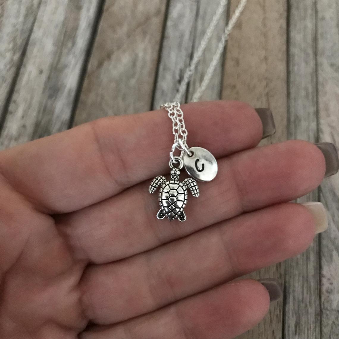 Gepersonaliseerde zilveren schildpadketting met initiële charme, zeeschildpadketting, schildpadsieraden