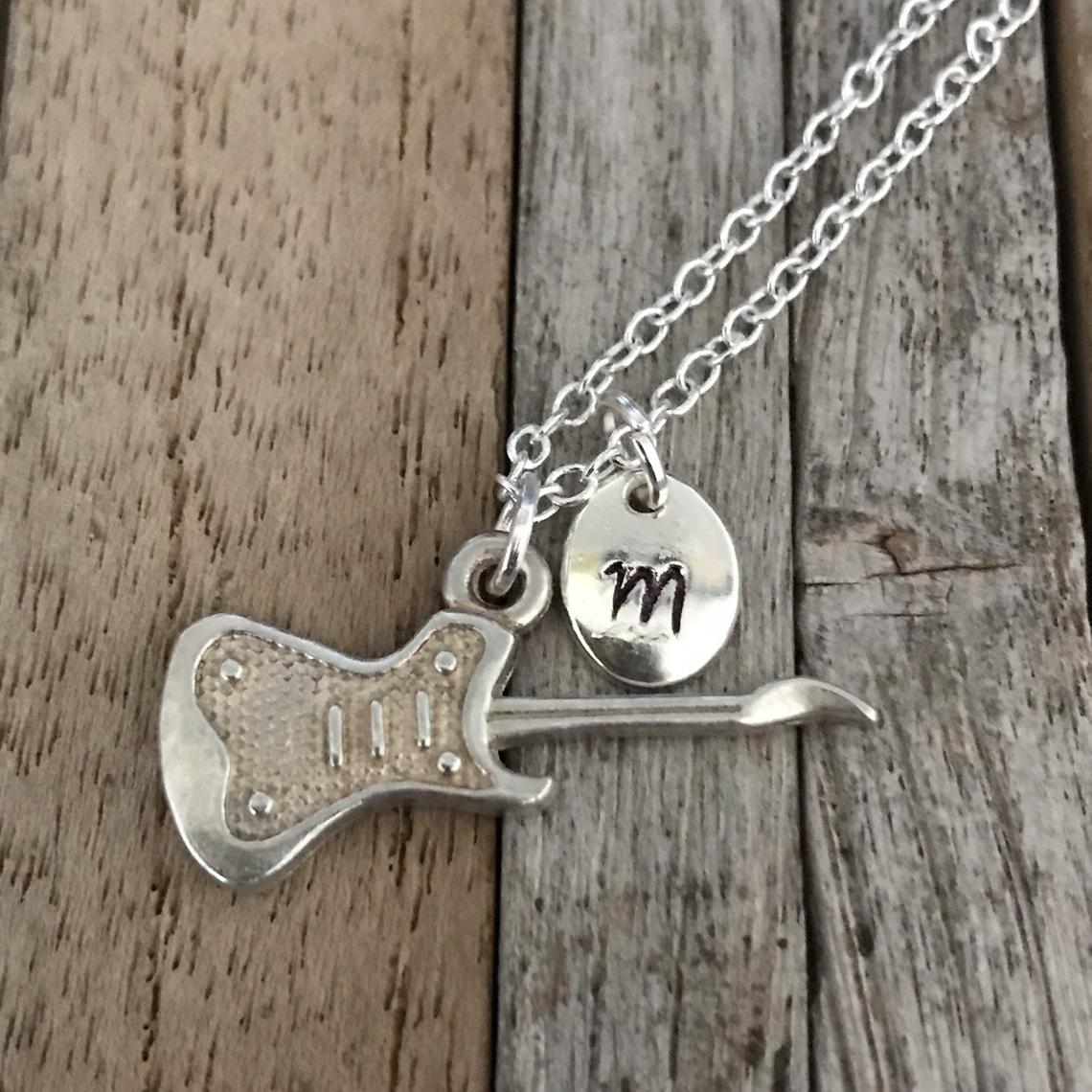 Gepersonaliseerde gitaarketting, muzieksieraden, zilveren gitaarcharme, gitaarliefhebber cadeau