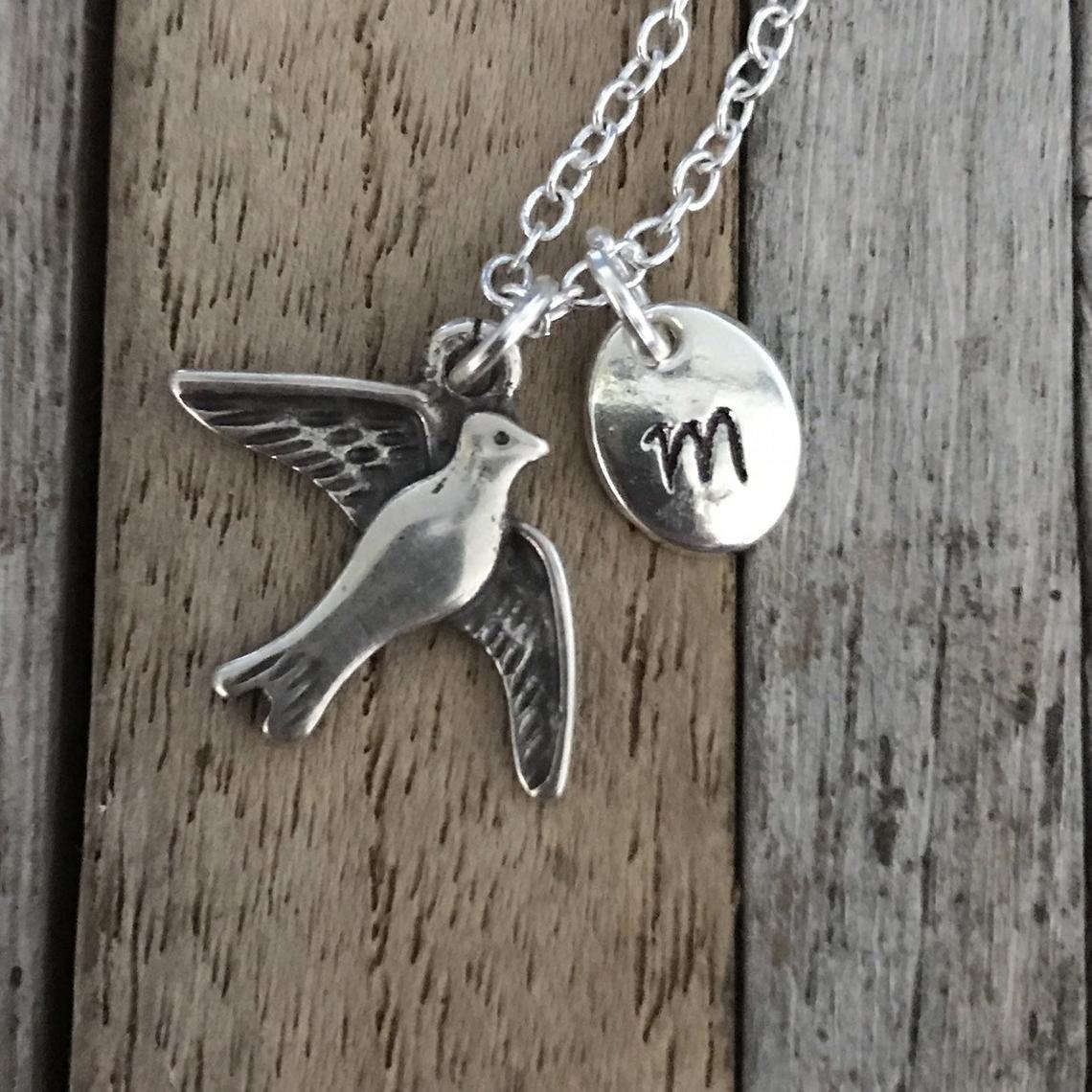 Gepersonaliseerde zilveren meeuwketting met handgestempelde initiële charme
