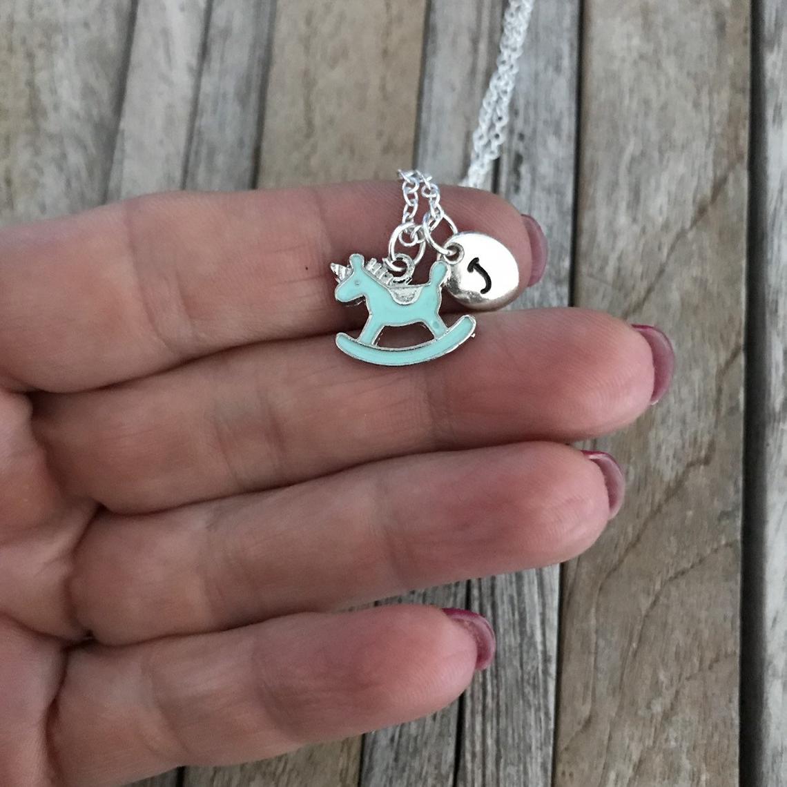 Hobbelpaard ketting met aangepaste initiële charme