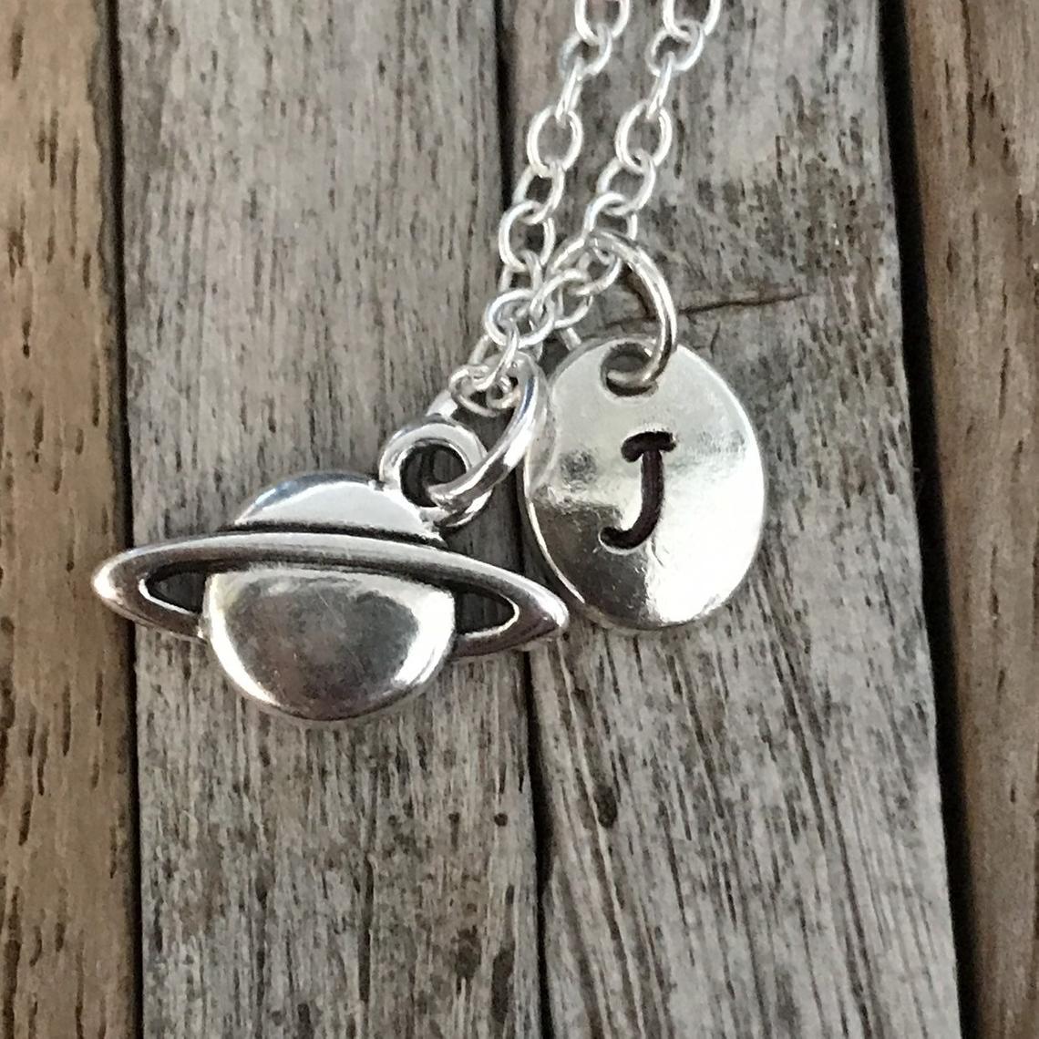 Gepersonaliseerde hemelse ketting, planeetketting, Saturnusketting, ruimtesieraden met initiële charme