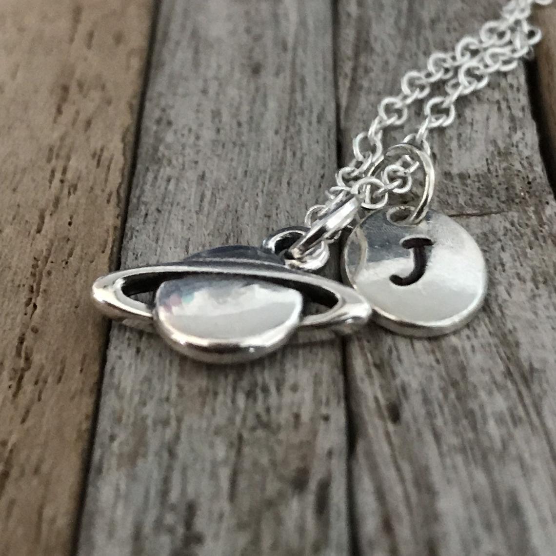 Gepersonaliseerde hemelse ketting, planeetketting, Saturnusketting, ruimtesieraden met initiële charme