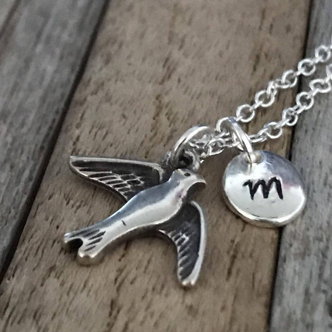 Gepersonaliseerde zilveren meeuwketting met handgestempelde initiële charme