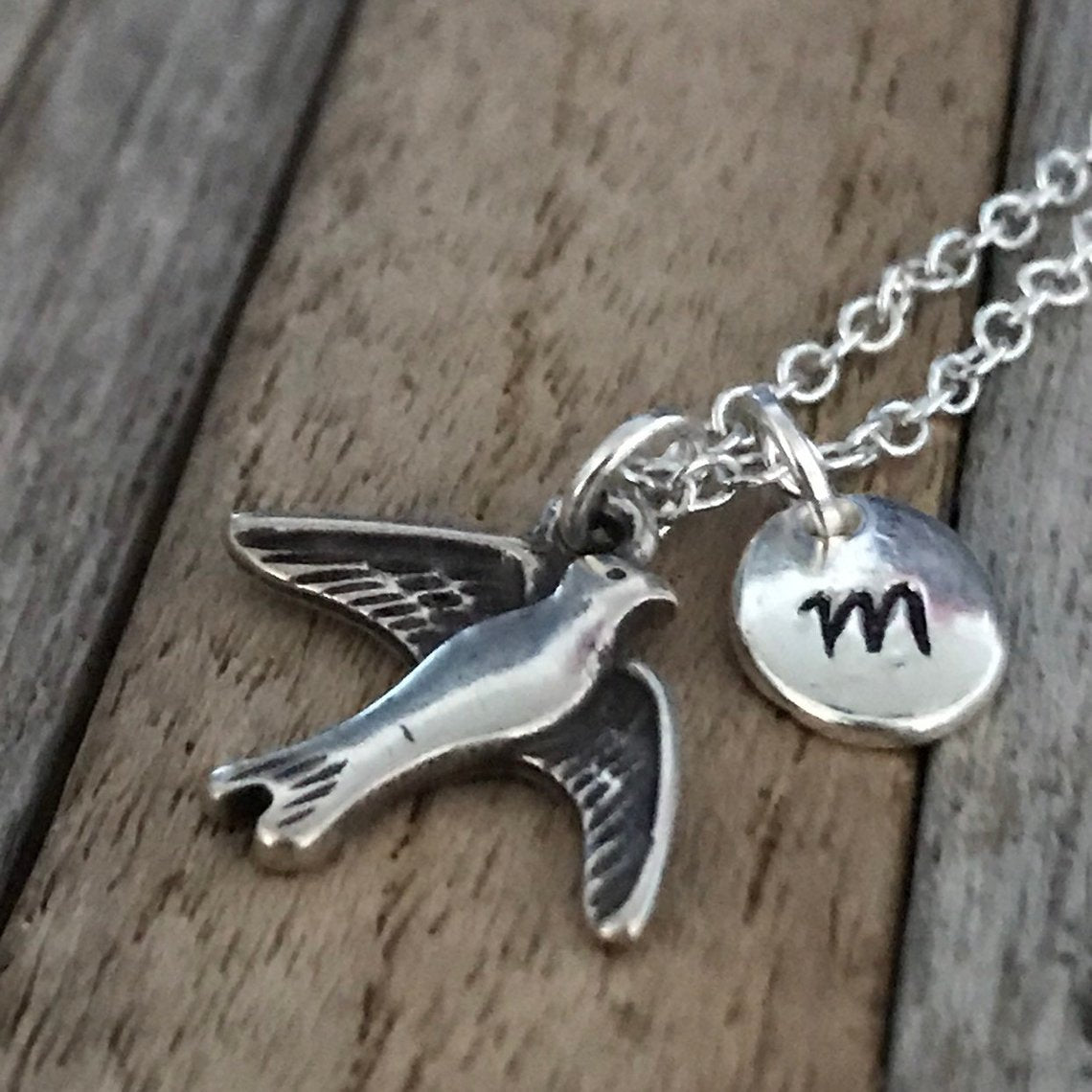 Gepersonaliseerde zilveren meeuwketting met handgestempelde initiële charme