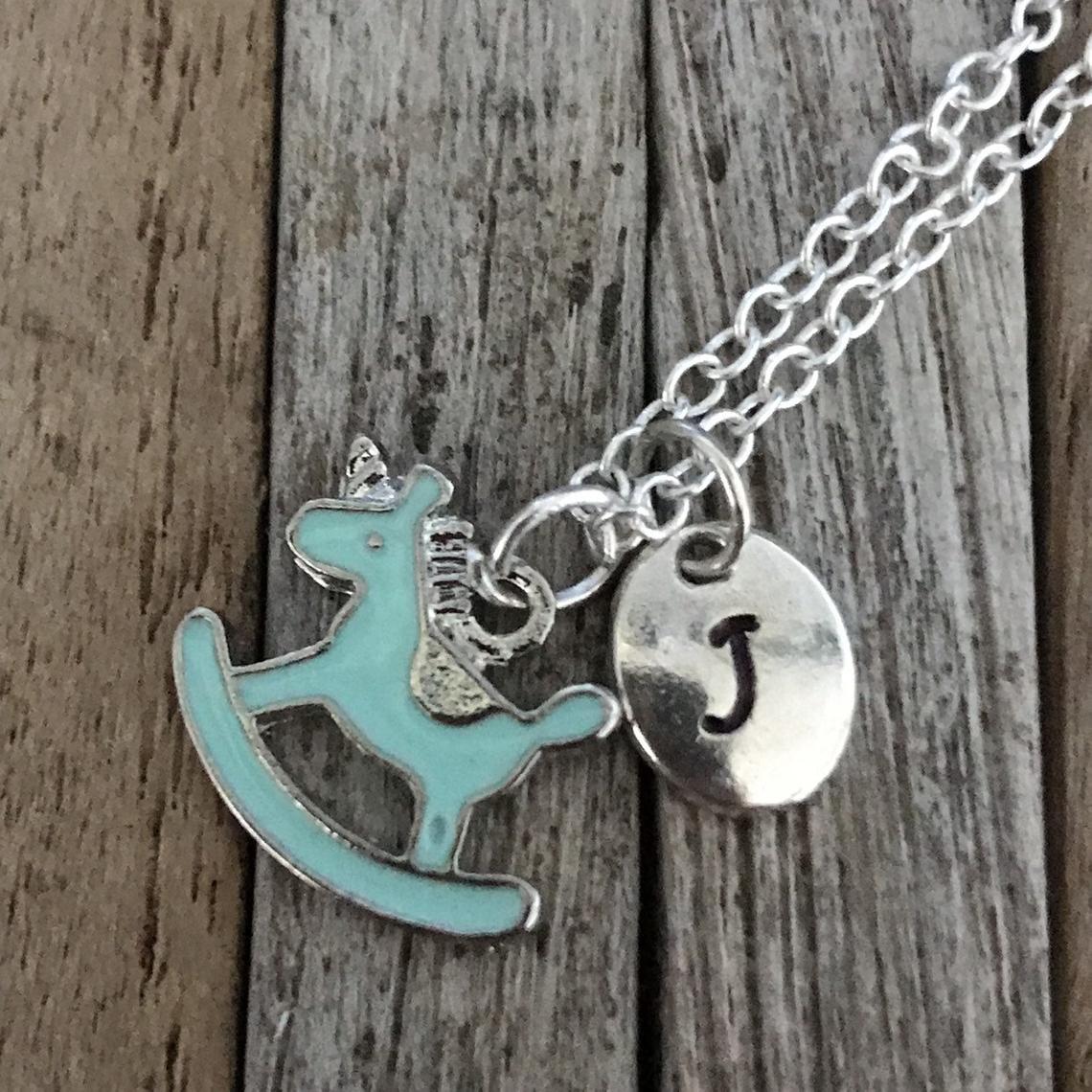 Hobbelpaard ketting met aangepaste initiële charme