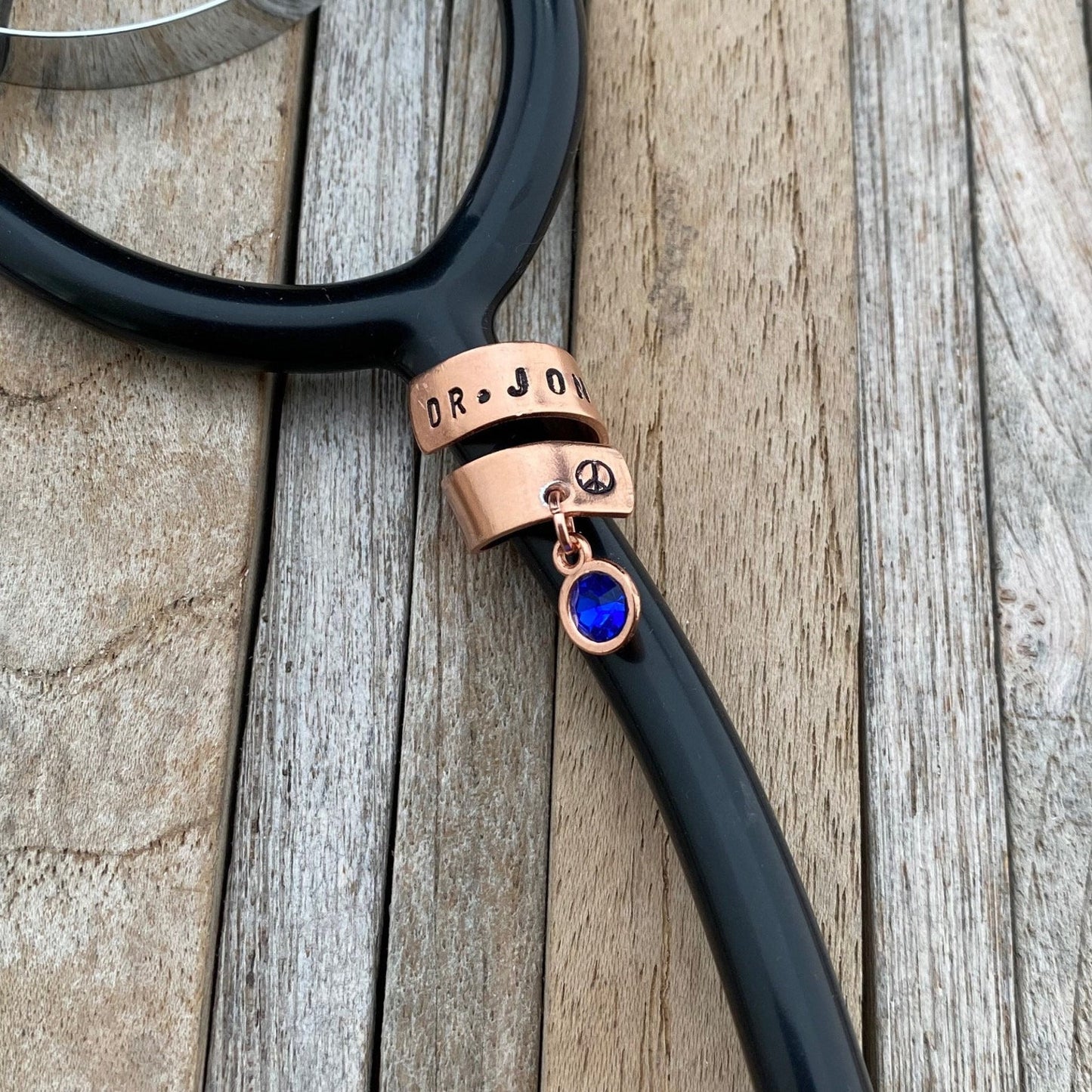 Messing Rose Gold Gepersonaliseerde Stethoscoop ID Tag met aangepaste geboortesteen charme, Hand gestempelde Stethoscoop Charme, Verpleegkundige Verjaardagscadeau, RN Tag, RN gif