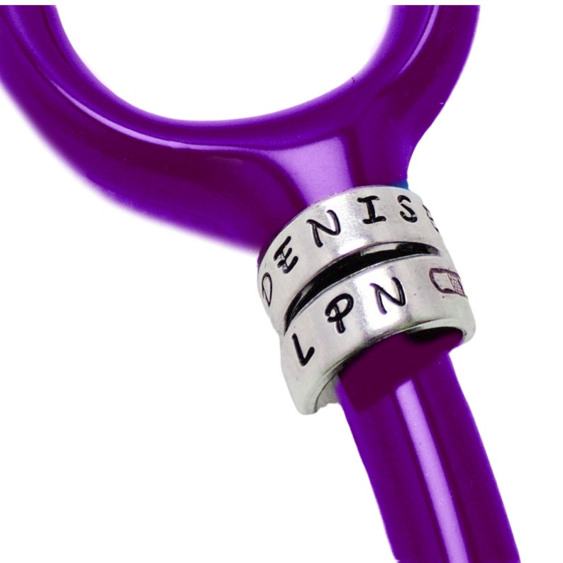 Aangepaste verpleegster cadeau, stethoscoop ID naamplaatje met aangepaste geboortesteen charme, hand gestempelde stethoscoop charme, verpleegkundige verjaardagscadeau, RN Tag, RN gif
