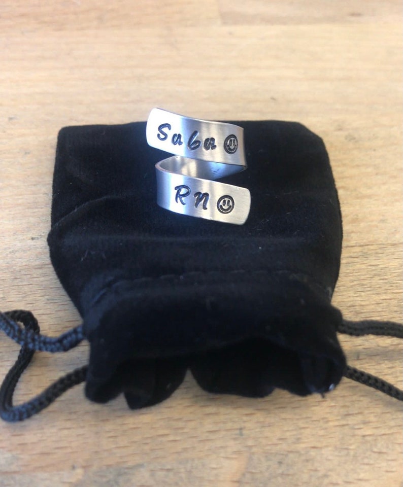 Hand gestempelde hond naamplaatje met Star Forest Design, aangepaste halsband charme, hand gestempelde huisdier-ID, gepersonaliseerd, aangepaste kattentag, voor- en achterkant