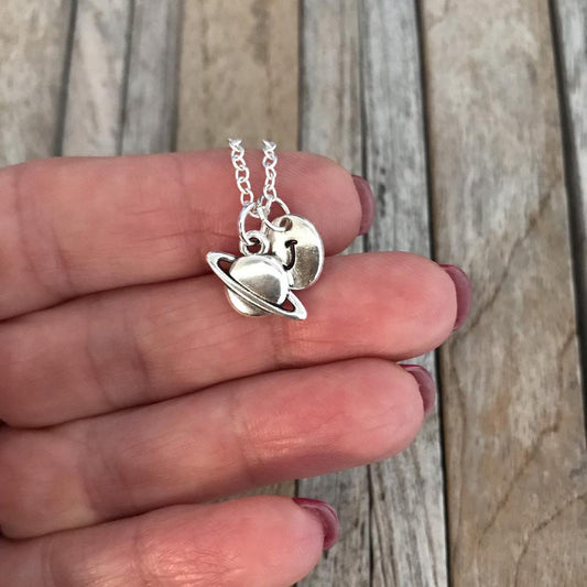 Gepersonaliseerde hemelse ketting, planeetketting, Saturnusketting, ruimtesieraden met initiële charme