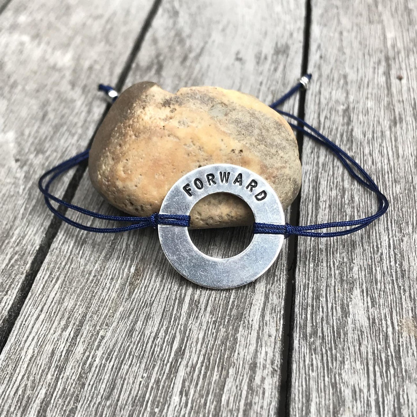 Voorwaartse armband, Quote Armband, Gestempelde Armband, Bericht Armband, Motiverende sieraden, KIES UW WOORD, Motivatie Armband