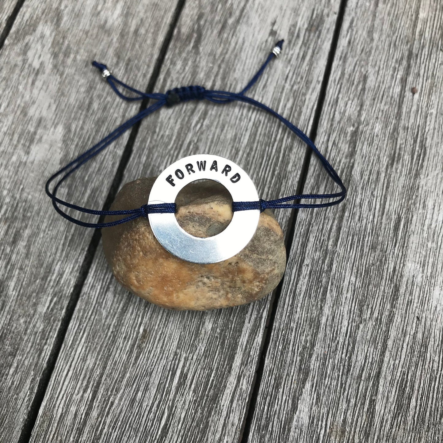 Voorwaartse armband, Quote Armband, Gestempelde Armband, Bericht Armband, Motiverende sieraden, KIES UW WOORD, Motivatie Armband